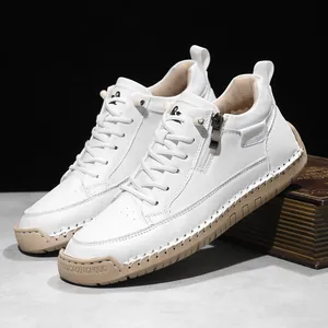 Detailansicht weißer mittelhoher Sneaker mit seitlichem Reißverschluss und Gummisohle