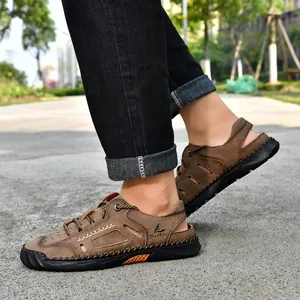Détail des sandales d'extérieur brunes pour hommes avec design creux et coutures