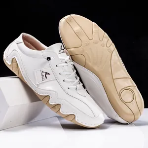 Détail de chaussures blanches décontractées pour hommes avec semelles style pieuvre.