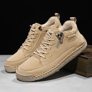 Detailansicht khakifarbener halbhoher Martinstiefel mit Reißverschluss und Nähten