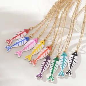 Juego de collares con colgante de espina de pescado en esmalte de colores y acero dorado.