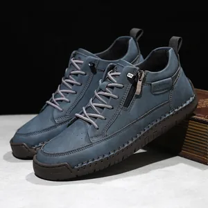 Detailansicht der blauen mittelhohen Martin-Boots mit Reißverschluss und Nähten