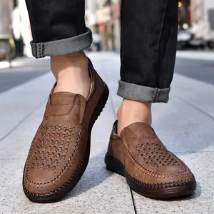 Primo piano di scarpe casual in pelle marrone da uomo con cuciture a mano e fori
