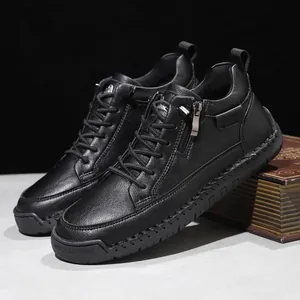 Detailansicht schwarzer Leder-Arbeitsstiefel mit Reißverschluss und robuster Gummisohle
