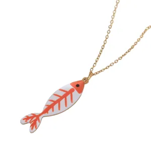 Collar con colgante de espina de pescado de esmalte y acero inoxidable dorado fondo blanco