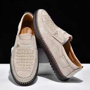 Mocassini da uomo in pelle scamosciata beige cuciti a mano con design traforato
