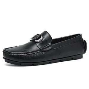 Mocassins classiques en cuir noir pour hommes avec boucle métallique décorative chaussures