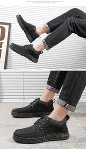 Détails des coutures à la main sur ces bottines en cuir noir pour homme à semelles épaisses