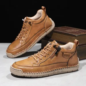 Detailaufnahme brauner Leder-Mid-Top-Schuh mit seitlichem Reißverschluss und Nahtsohle