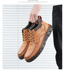 Détail des bottines de travail en cuir marron cousues main avec texture