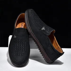 Dettaglio scarpe casual in pelle nera cucite a mano con perforazioni traspiranti