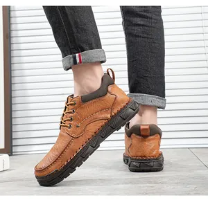 Gros plan sur des bottes de travail en cuir marron pour hommes avec détails cousus main.