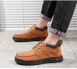 Gros plan sur les bottines en cuir marron cousues main pour hommes avec semelle.