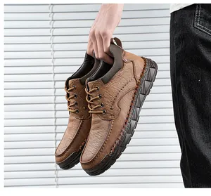 Vue détaillée de bottines décontractées pour hommes en cuir marron cousu main.