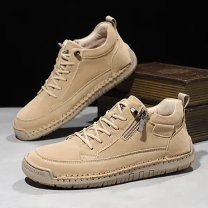 Detailansicht khakifarbener halbhoher Martin Boots mit Reißverschluss und Gummisohle.