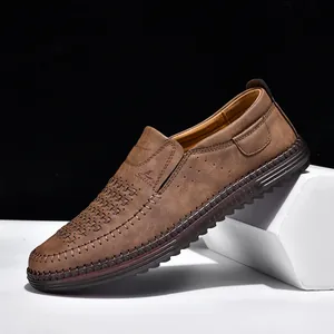 Scarpe casual da uomo in pelle marrone cucite a mano con design traforato traspirante