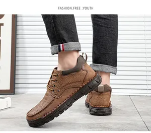 Gros plan de bottines décontractées en cuir marron cousues main pour hommes
