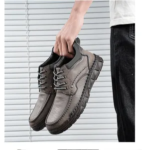 Détail de bottines en cuir pour hommes cousues main, semelle épaisse et texture