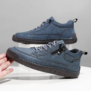 Detailansicht blauer halbhoher Schnürstiefel mit seitlichem Reißverschluss und Ziernaht