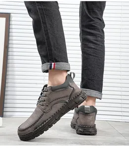 Vue détaillée de bottines Martin en cuir gris cousues main pour hommes à semelles épaisses