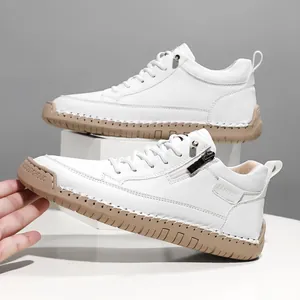 Seitenansicht-Detail weißer Leder-Halbschuhe mit Reißverschluss und Ziernähten
