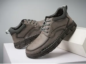 Détail de bottines Martin pour hommes avec coutures artisanales et texture en cuir