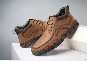 Vue détaillée de bottines de travail marron pour hommes avec des coutures faites à la main.