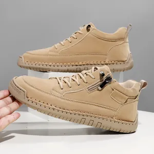 Strapazierfähige mittelhohe Martin-Boots mit Seitenreißverschluss und Ziernähten