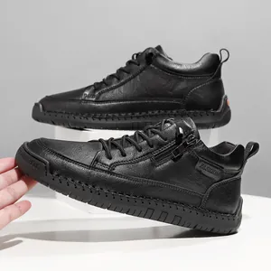 Detailansicht schwarzer Leder-Outdoor-Schuhe mit Reißverschluss und handgenähter Gummisohle