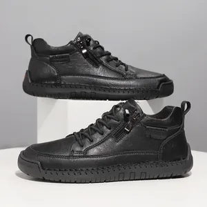 Seitenansicht schwarzer Leder-Stiefeletten mit seitlichem Reißverschluss und Naht