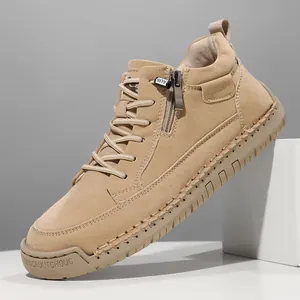 Nahaufnahme hellbrauner mittelhoher Arbeitsstiefel mit Reißverschluss und Ziernähten
