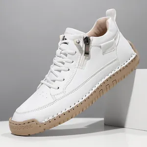 Detailansicht weißer mittelhoher Martin Boots mit Seitenreißverschluss und Steppnahtsohle