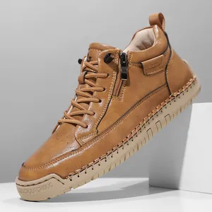 Detailansicht der braunen Lederstiefel mit seitlichem Reißverschluss und genähter Sohle