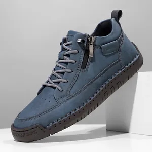 Detaillierte Seitenansicht blauer halbhoher Outdoor-Boots aus Wildleder mit Reißverschluss