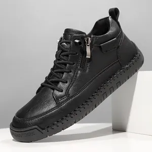 Detailansicht der schwarzen Lederstiefeletten mit seitlichem Reißverschluss und Schnürung