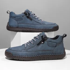 Detailansicht blaue halbhohe Martin-Stiefel mit Seitenreißverschluss und Arbeitsnähten