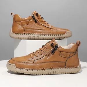 Detailansicht brauner mittelhoher Martin-Stiefel mit seitlichem Reißverschluss und Naht