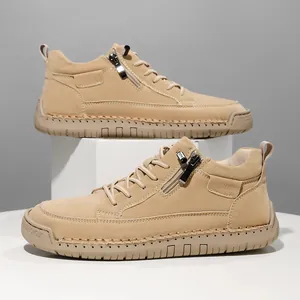 Seitenansicht khakifarbener Martin Boots mit Reißverschluss und Ziernähten