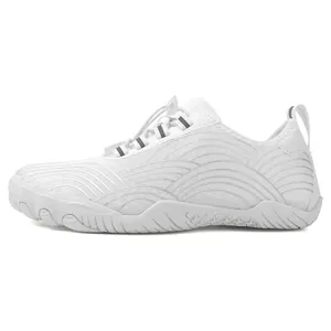 Zapatos de agua blancos de secado rápido con textura ondulada y cordones elásticos