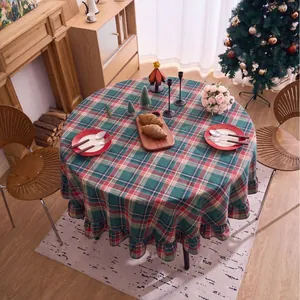 Runde Weihnachtstischdecke mit Karomuster und Rüschenrand in gemütlichem Heim