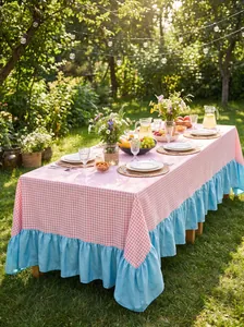 Tovaglia a quadretti rosa con bordo a volant blu per picnic all'aperto in giardino