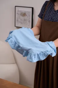 Detailweergave van lichtblauwe katoenen linnen placemat met zachte ruches rand