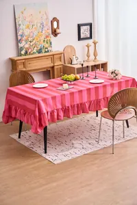 Vista de estilo de vida de mantel de algodón y lino a rayas rosas con bordes volantes