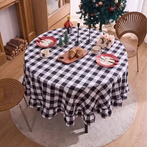 Elegante schwarz-weiß karierte runde Tischdecke mit festlichem Volantsaum für Weihnachten
