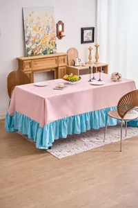 Dettaglio di tovaglia a quadretti rosa e bianchi di alta qualità con elegante bordo a balze blu