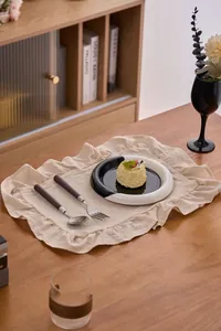 Gedetailleerde weergave van beige katoen-linnen placemat met ruches voor chique tafels