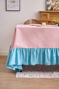 Vista dettagliata di una tovaglia rotonda a quadretti rosa extra large con volant blu