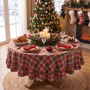 Festliche runde Tischdecke mit Karomuster und Rüschensaum in gemütlicher Weihnachtsatmosphäre