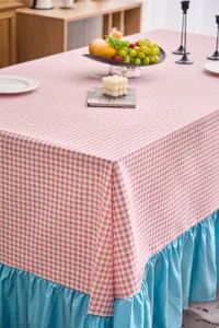 Dettaglio della tovaglia a quadretti rosa con bordo a balze blu stile foglia di loto