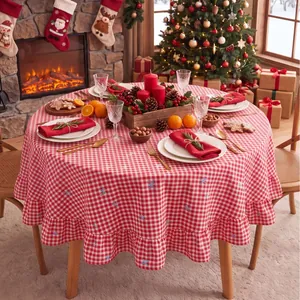 Detail der rot-weiß karierten Tischdecke mit Rüschenrand in einem festlichen Esszimmer